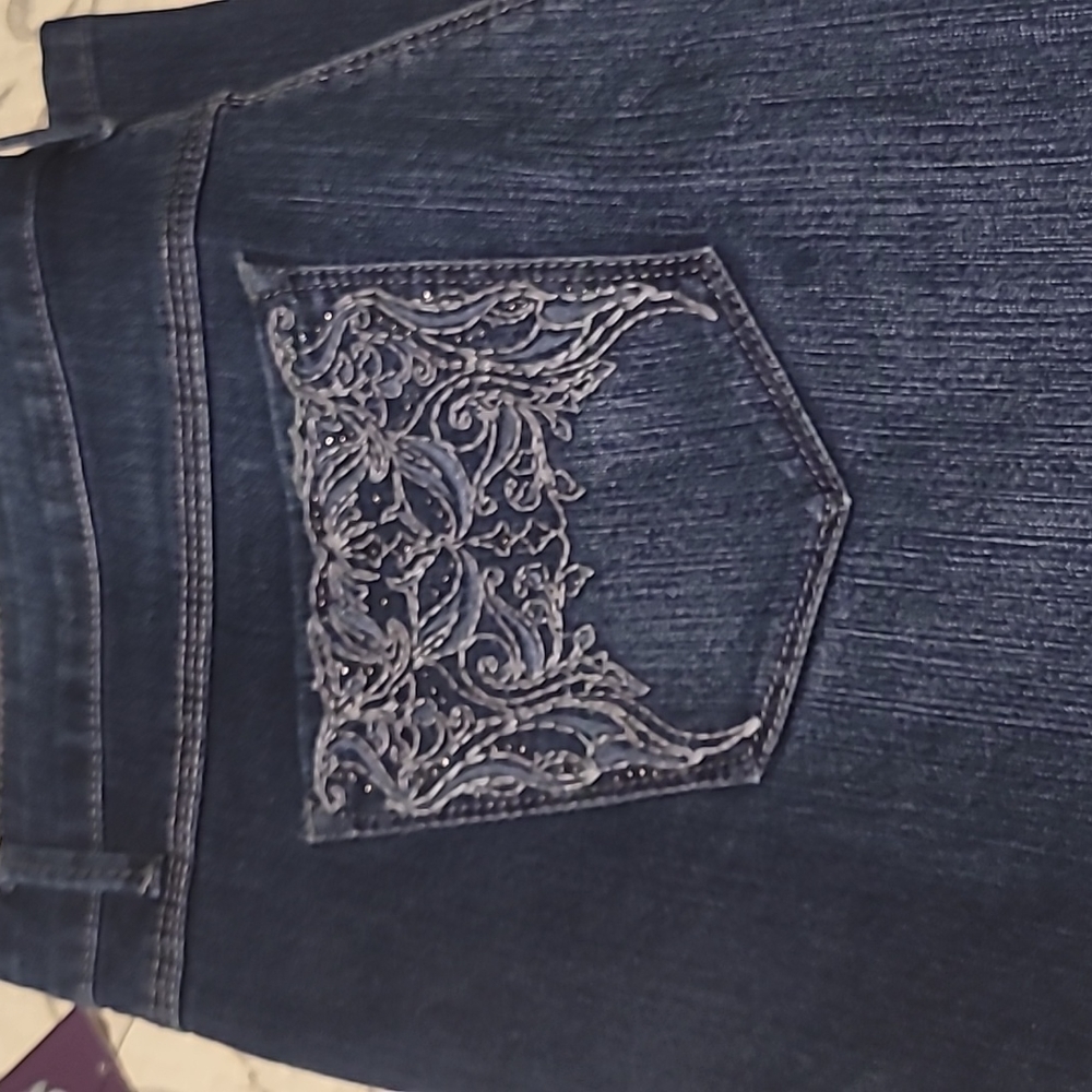 Cute Gloria Vanderbilt "Jordyn" Capri Mid-Rise - Picture 4 of 5